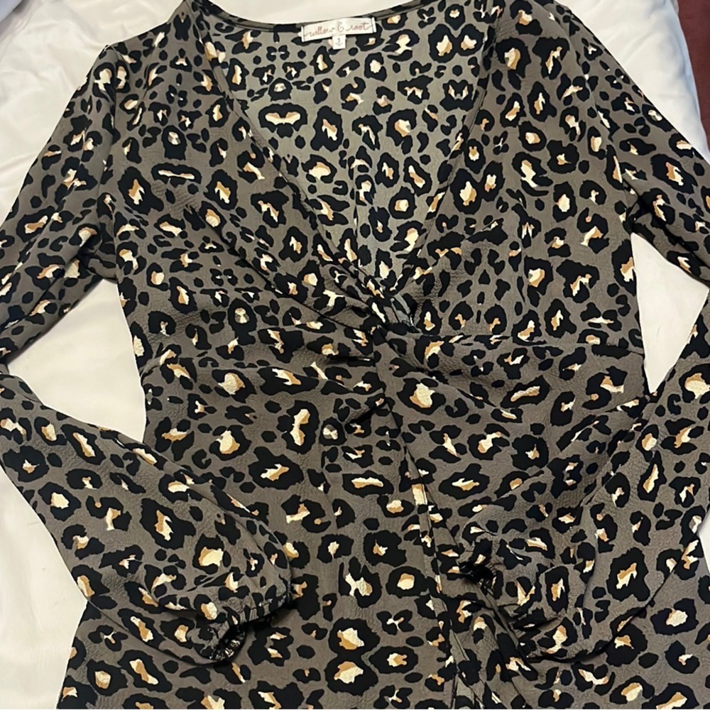 Gray cheetah print top